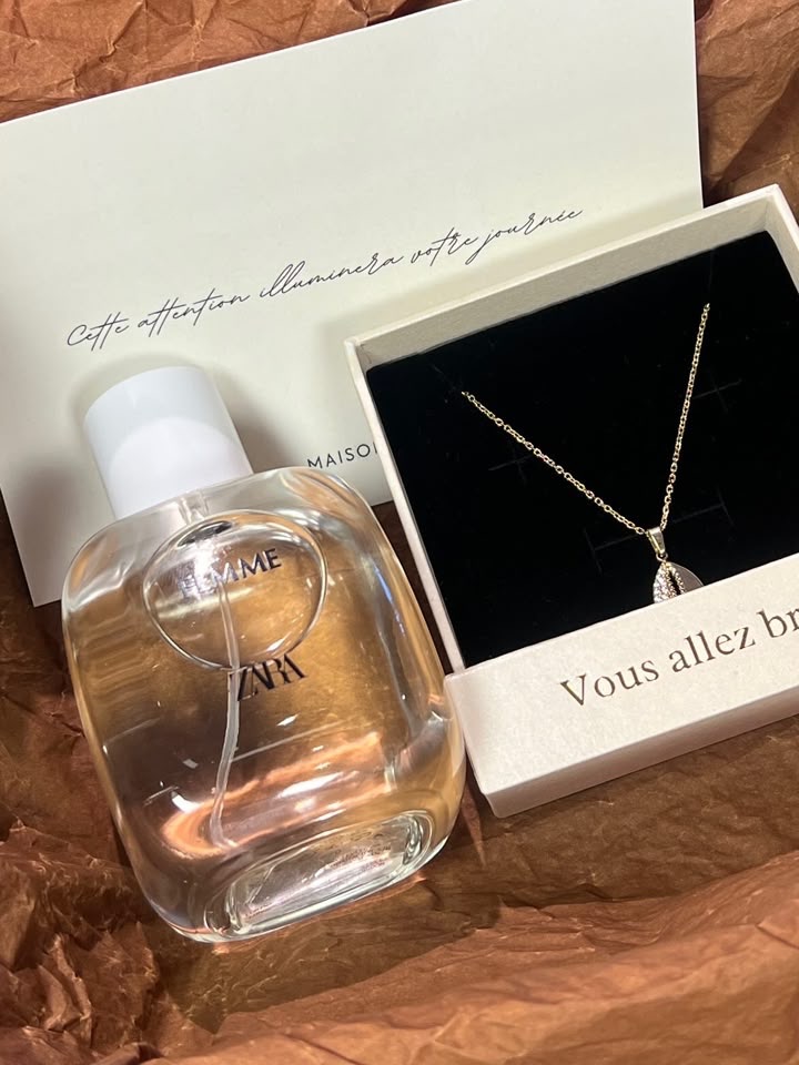 Box Sunshine : collier doré dans son écrin, parfum et carte « Cette attention illuminera votre journée »